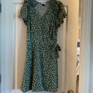 Green floral dress. Size medium. Universal thread